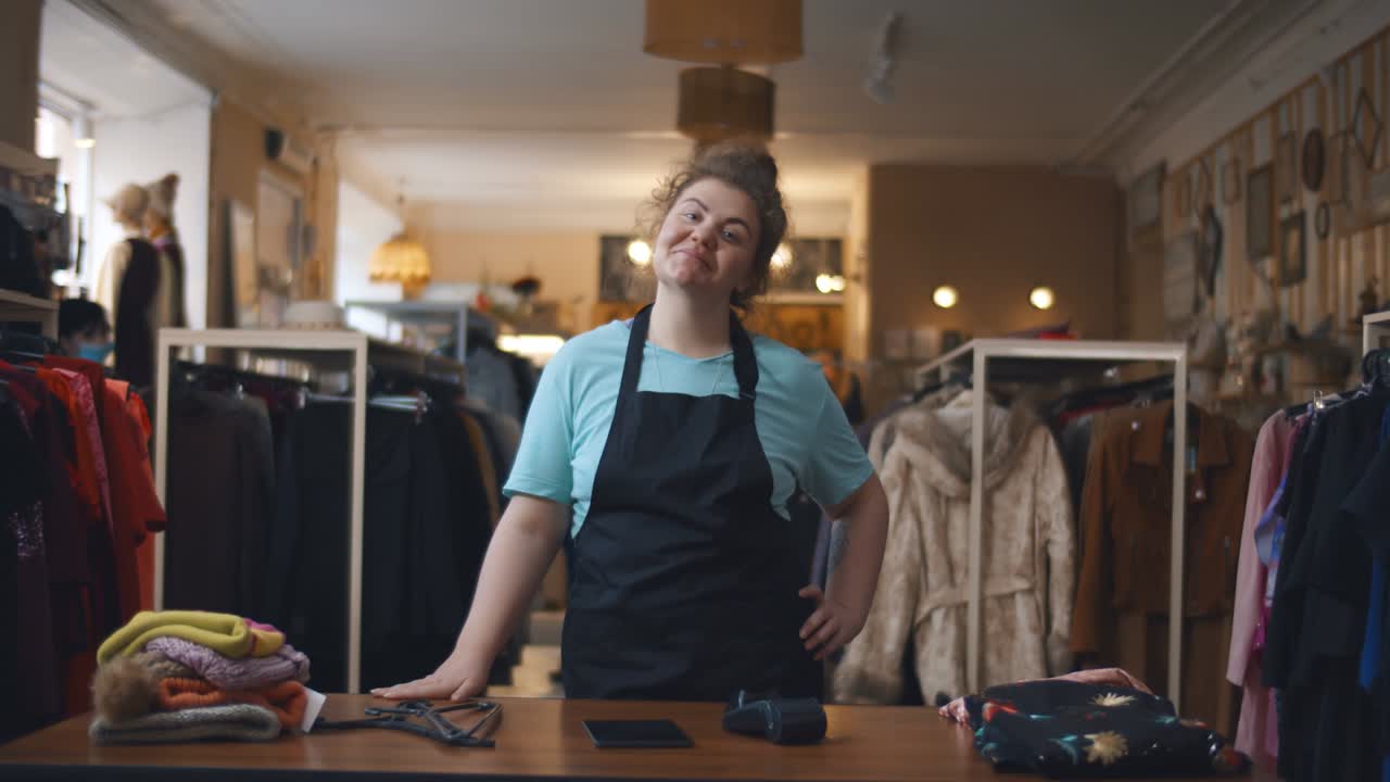 retrato de una mujer sonriente dueña de una tienda de ropa independiente