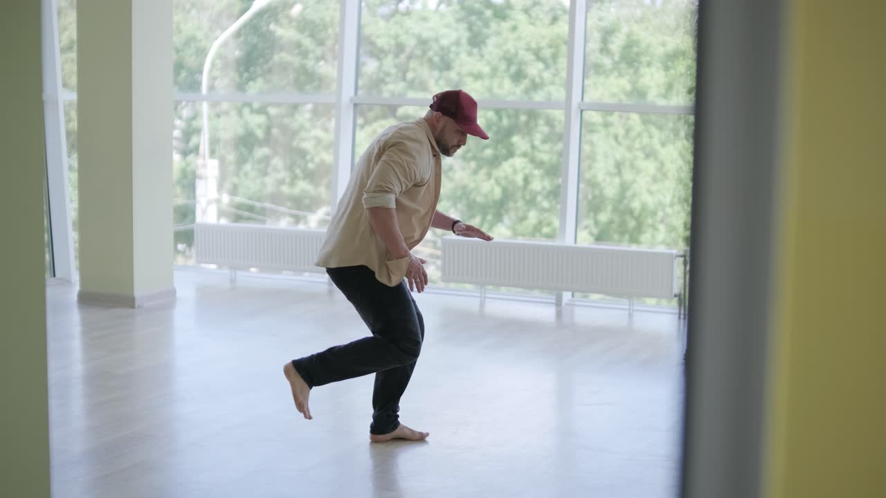 현대적인 스튜디오에서 브레이크 댄스를 하는 남자