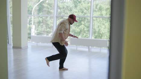 hombre bailando breakdance en un estudio moderno
