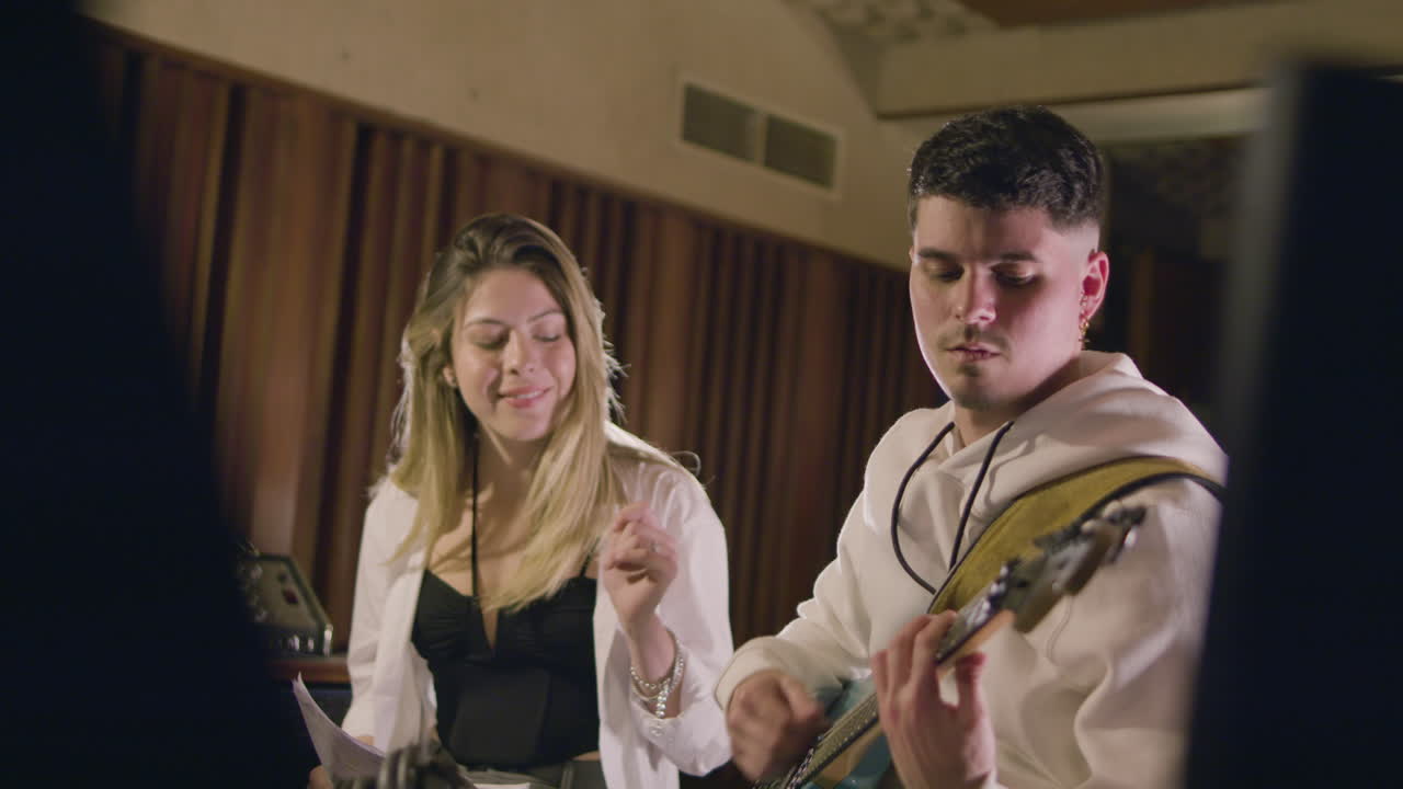 음악 스튜디오에서 일하는 두 명의 음악가