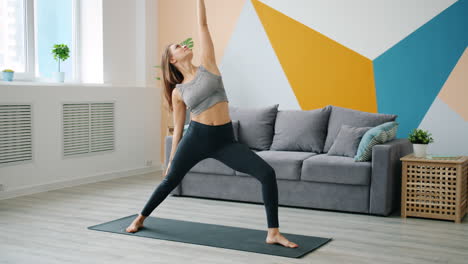 mujer practicando yoga en casa