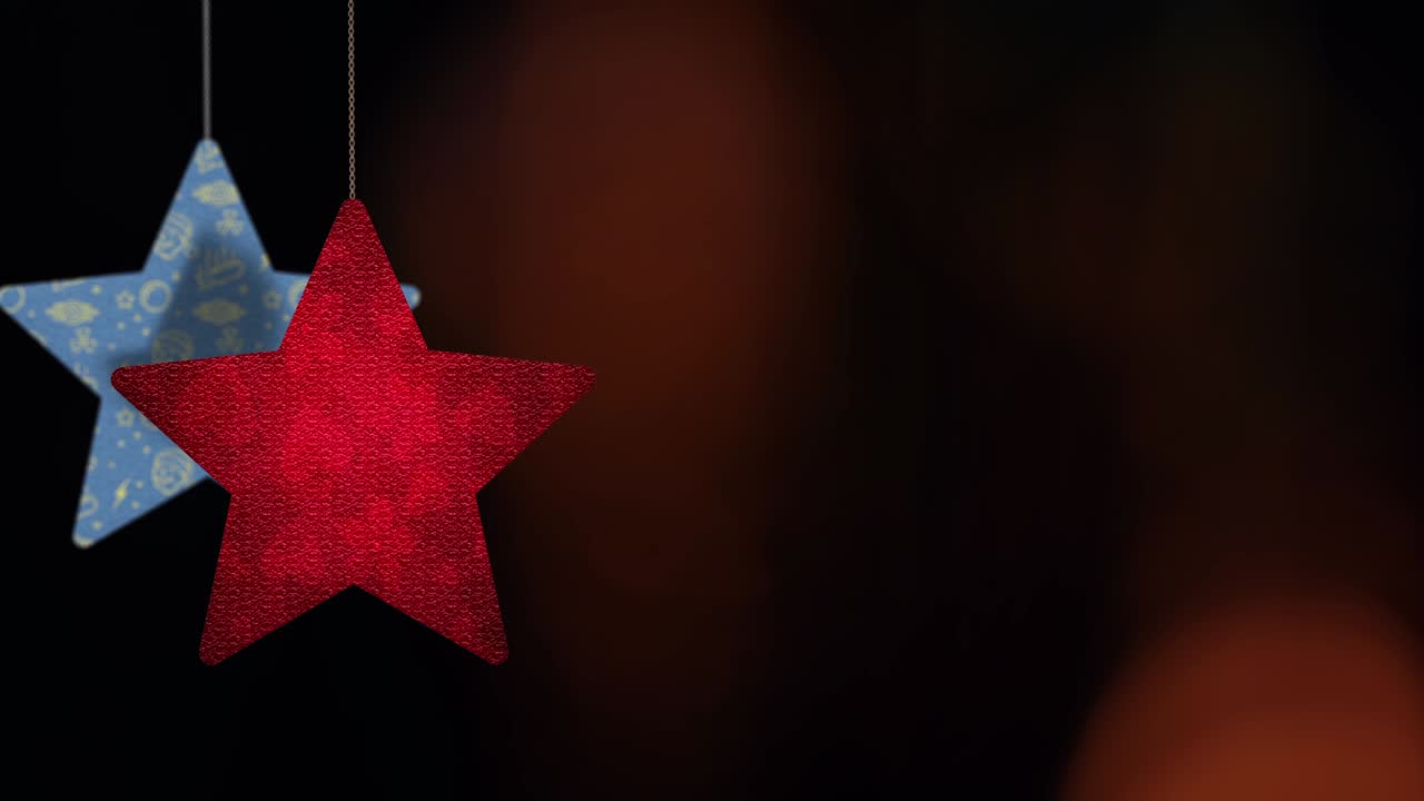los adornos de las estrellas de navidad se mueven en el fondo de bokeh.