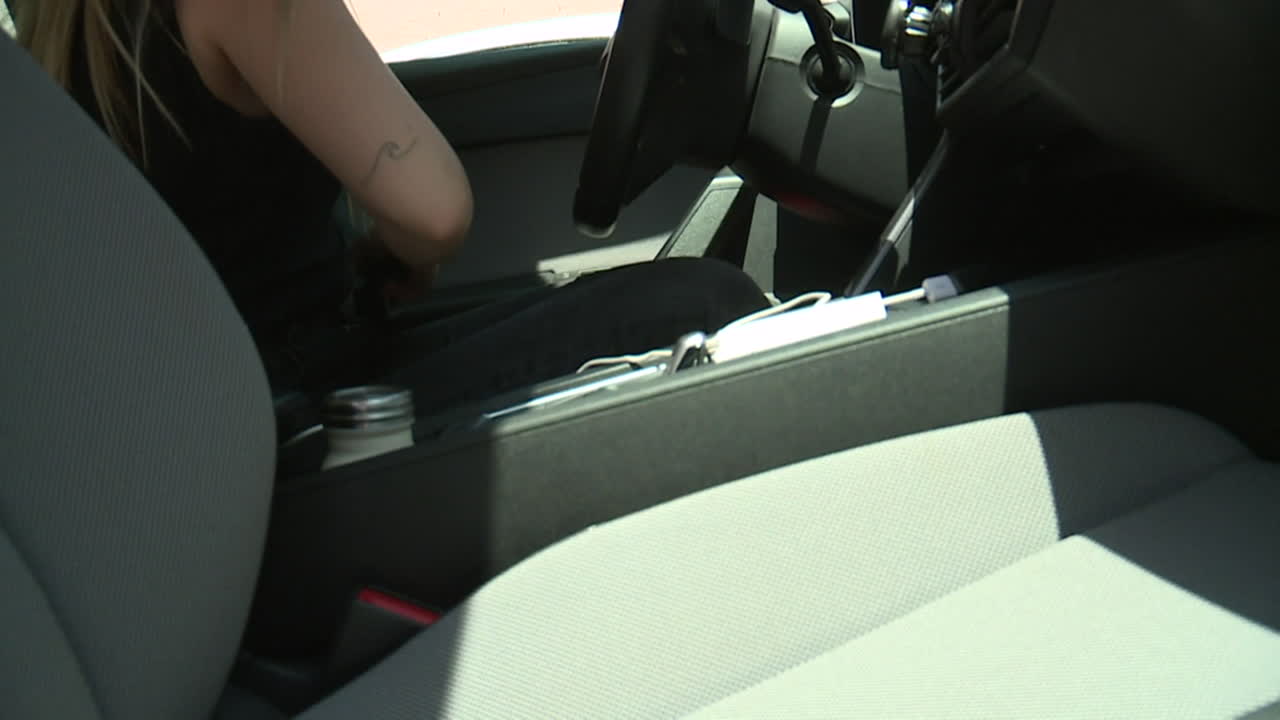 차를 운전하는 여자