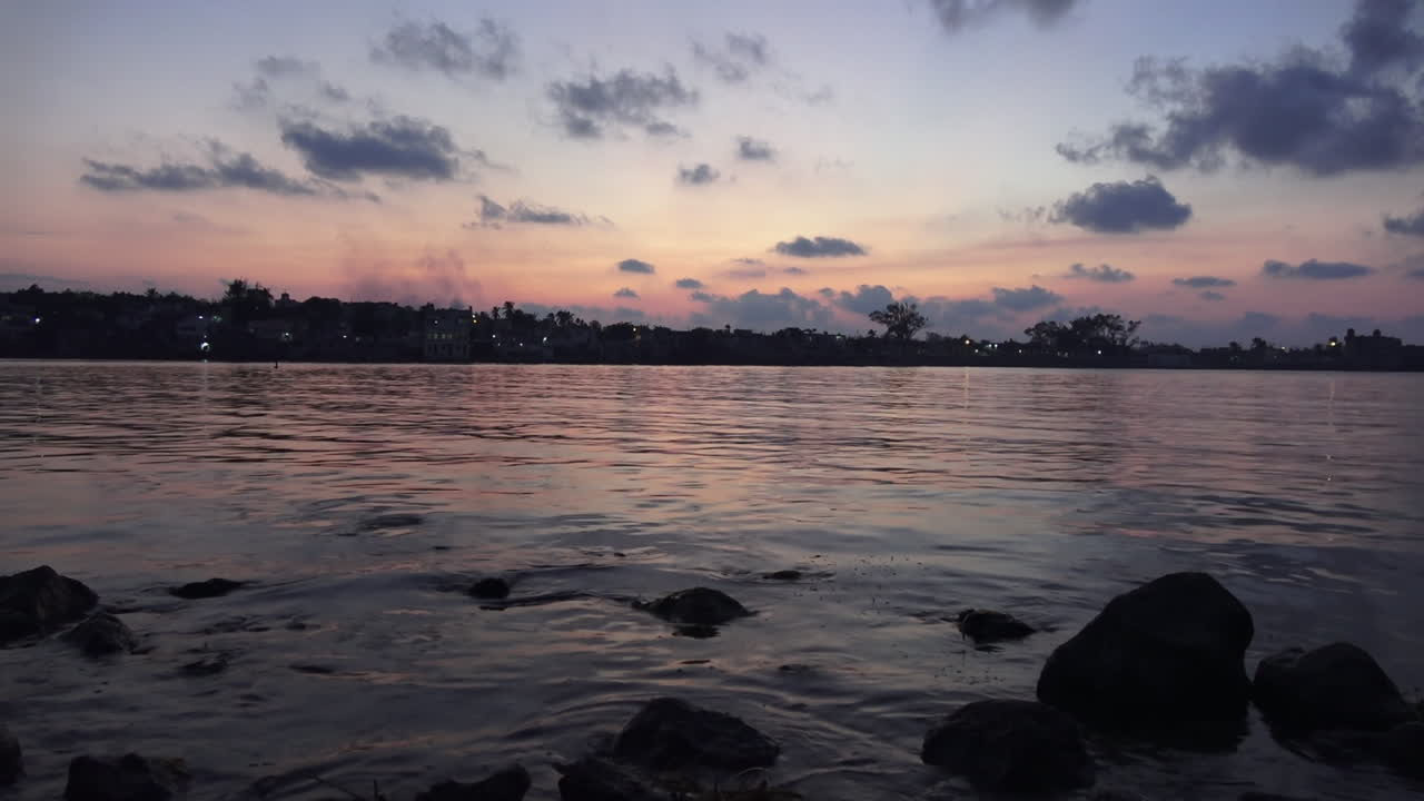 puesta de sol en la habana cuba en la costa