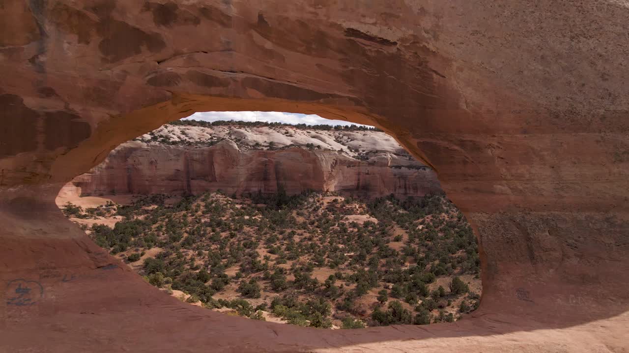 pasando por el agujero de wilson arch, utah