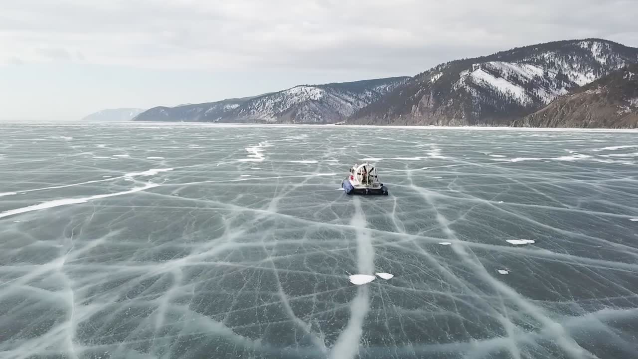 얼어붙은 바이칼 호수에서 수면 비행기