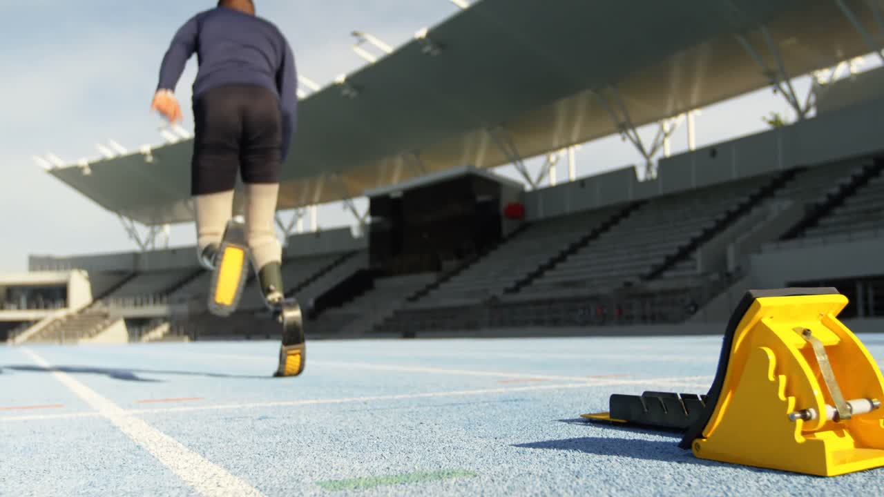 atletas discapacitados corriendo en una pista de atletismo 4k