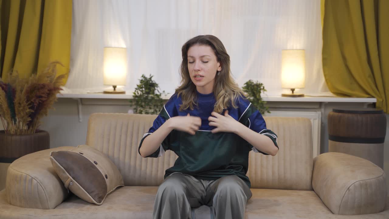 молодая женщина, у которой нервный срыв, злится и не чувствует себя хорошо.