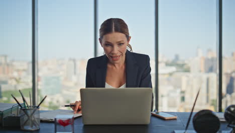 gerente de ventas hablando en línea usando computadora portátil en la oficina. gerente de horas en la entrevista