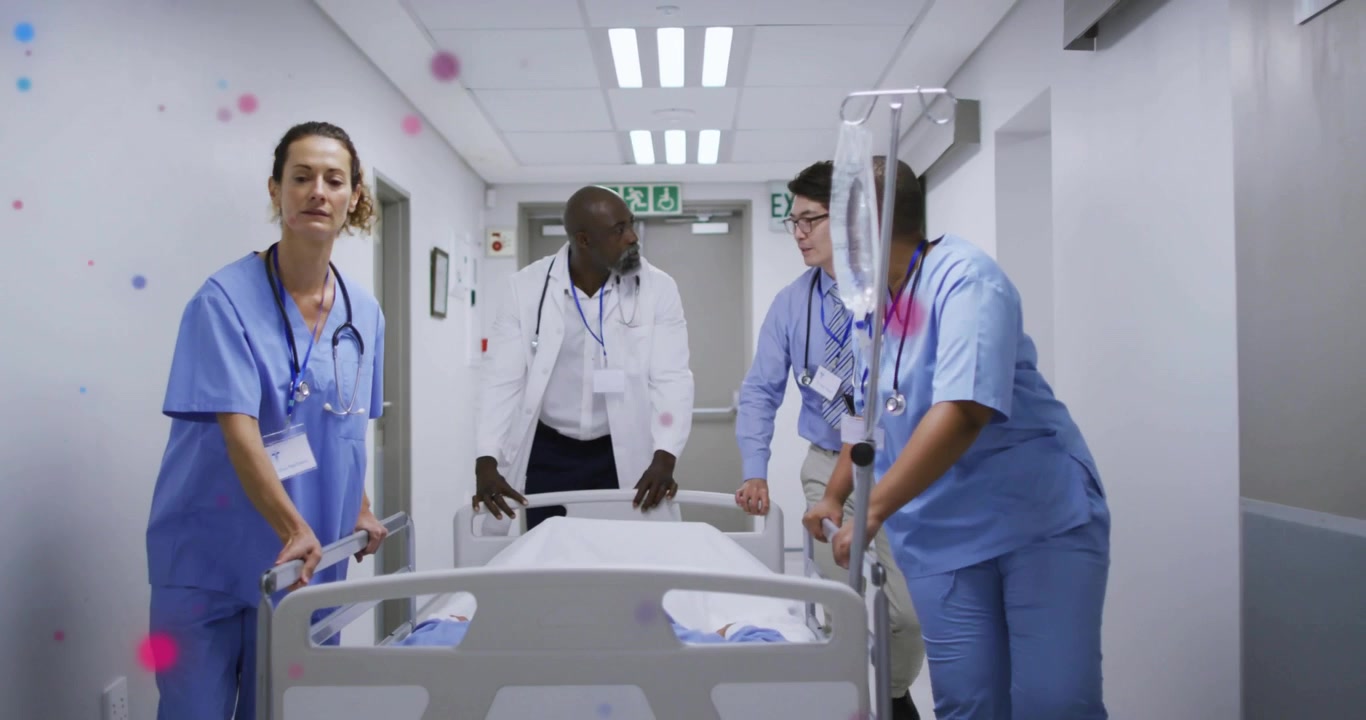 Team sanitario che risponde alla chiamata del medico e spinge il letto del paziente per il trasferimento, con parametri vitali animati.
