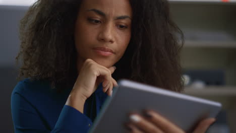 mujer de negocios afroamericana usando una tableta