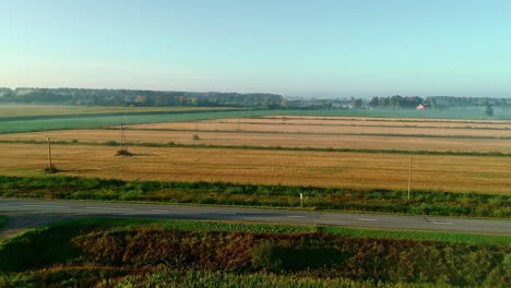 Luftaufnahme-Von-Feldern-Auf-Einem-Bauernhof-An-Einem-Sonnigen-Tag