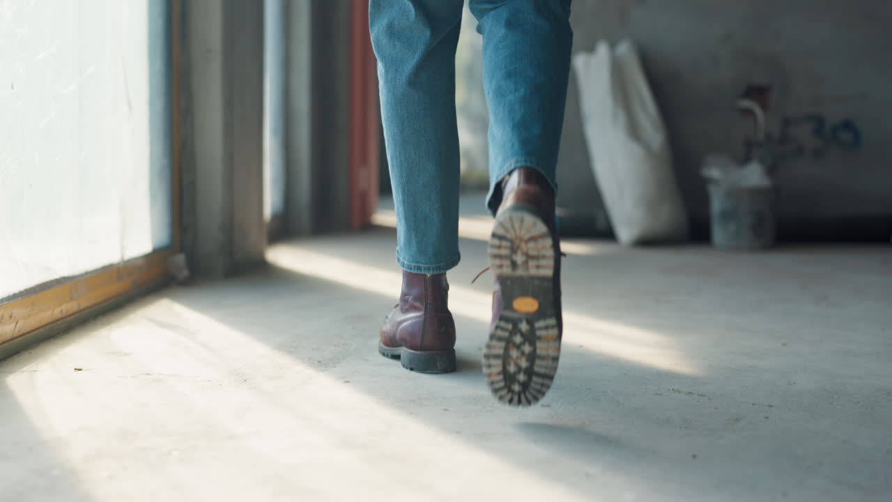 trabajador caminando en un sitio de construcción