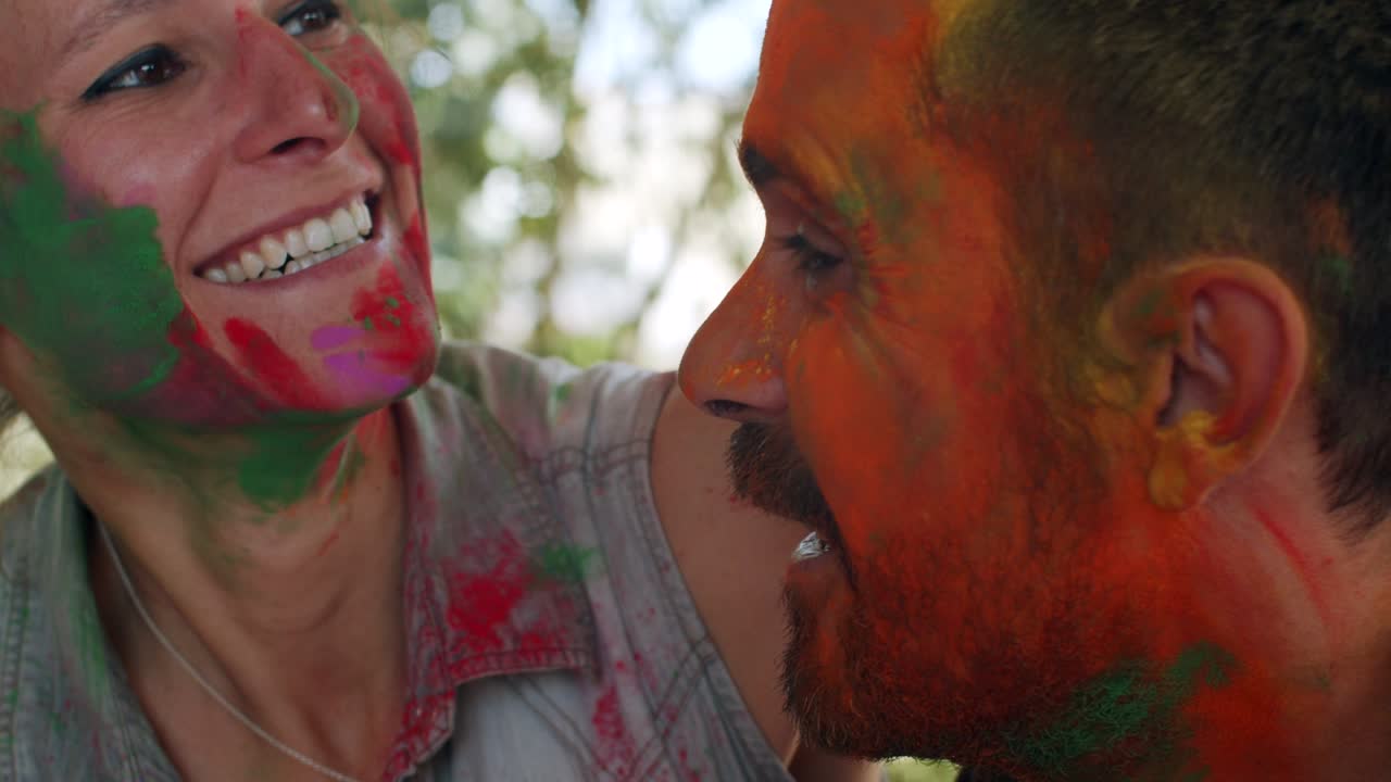 Turisti che celebrano il tradizionale festival indiano dei colori indù di Holi