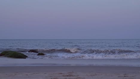 Olas-Rompiendo-En-La-Playa-Durante-La-Puesta-De-Sol