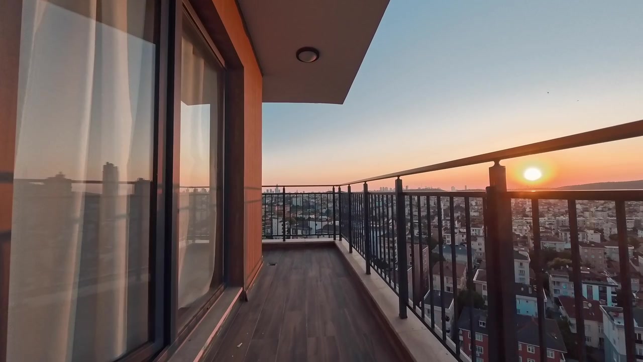 Vista panoramica del paesaggio urbano dal balcone di un appartamento al tramonto