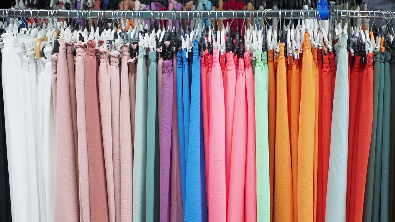 pantalones de colores en exhibición
