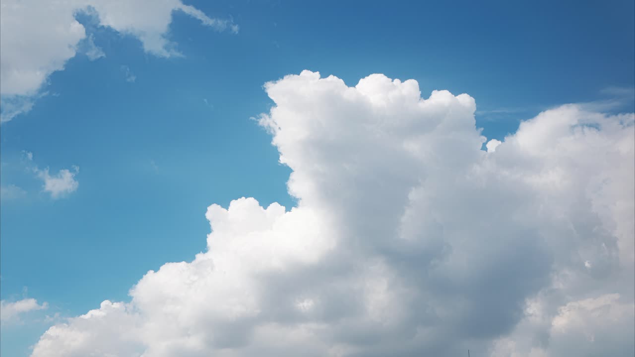 시간 경과에 아름다운 흰 구름과 푸른 하늘