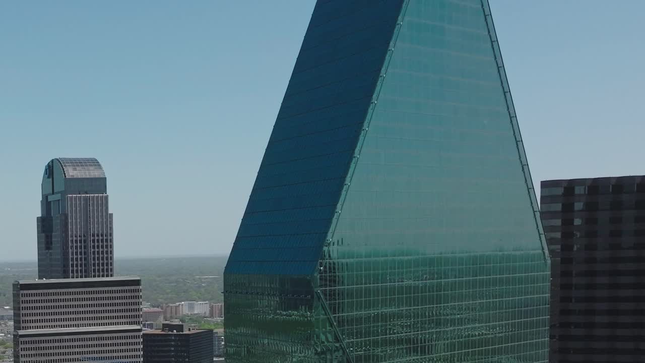 Vista de drone do centro de Dallas, Texas, com edifícios altos e céu limpo