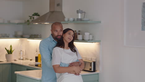 pareja feliz abrazándose en la cocina relajándose en casa compartiendo conexión íntima disfrutando de la relación charlando juntos planeando el futuro