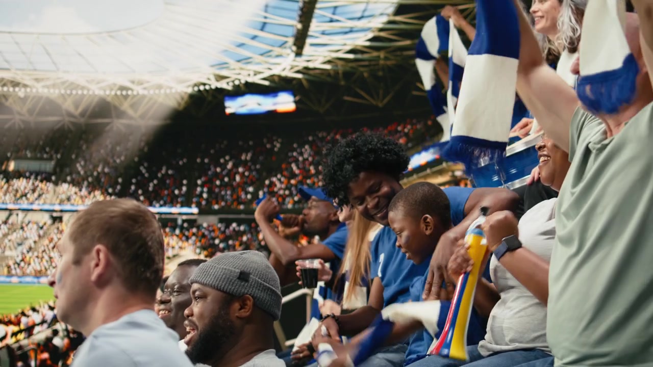 Sort far med vuvuzela tilbringer kvalitetstid med sin søn på et fodboldstadion