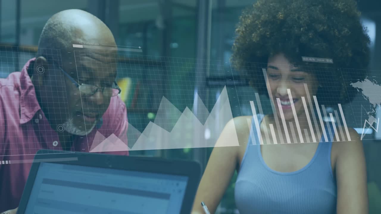 animación del procesamiento de datos financieros sobre diversas personas de negocios