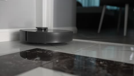 robot aspirador en un piso de azulejos
