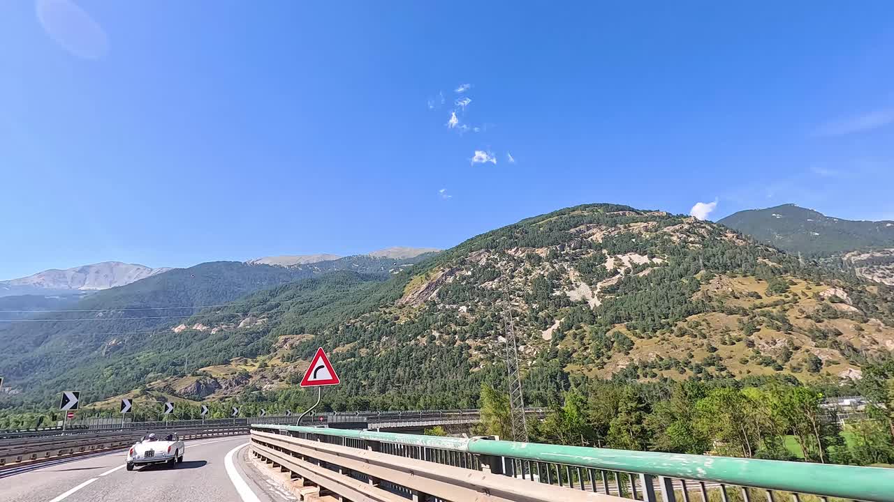 피드몬트의 산악 지형을 가로질러 자동차 여행