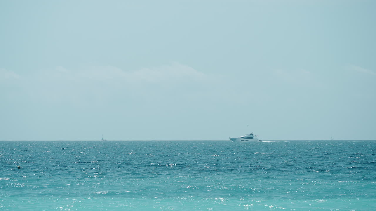 요트 와 함께 바다 를 볼 수 있다