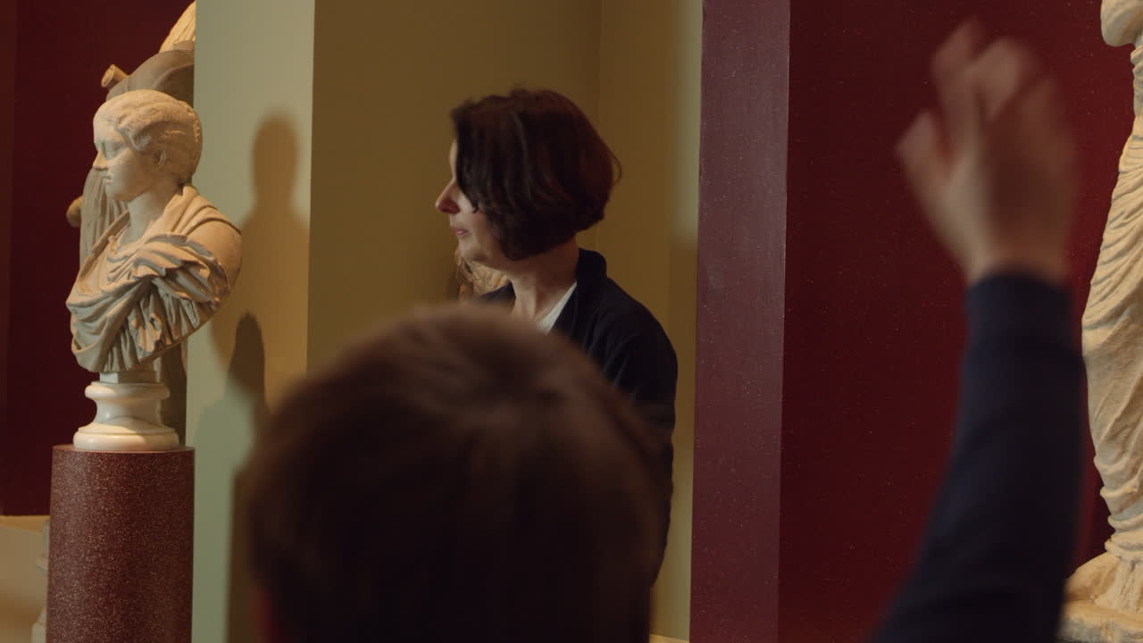 학교에서 박물관을 방문하는 학생들과 가이드가 r3d에서 촬영한 사진