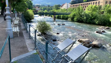 Transeúnte-Del-Río-Que-Fluye-En-Meran,-Tirol-Del-Sur,-Italia