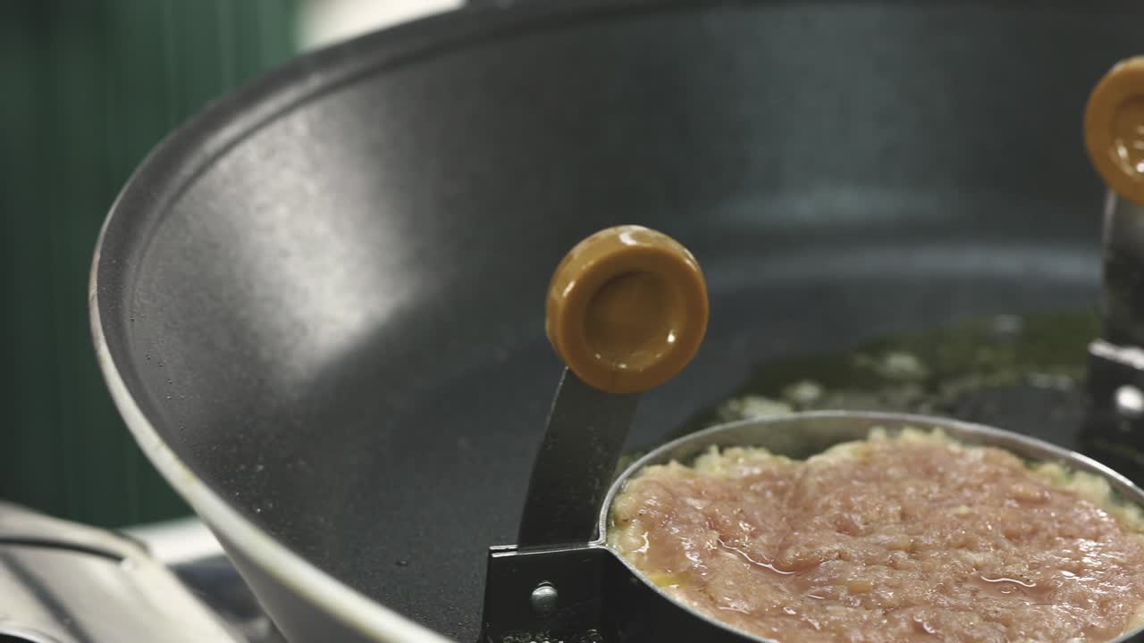 뜨거운 가스 스토브에서 이에 은 돼지고기와 녹은 버터를 넣고 맛있고 좋은 새를 내기 위해 집에서 만든 햄버거를 만드는 재료를 준비하십시오.