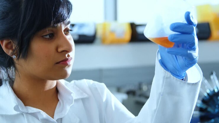 Female scientist experimenting in laboratory 4k