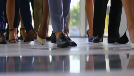 Business-people-standing-in-queue-at-business-seminar-4k