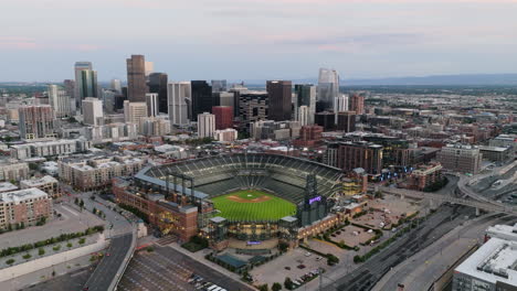 Orbit-Drohnenaufnahme-Der-Innenstadt-Von-Denver-Und-Coors-Field-In-Der-Abenddämmerung