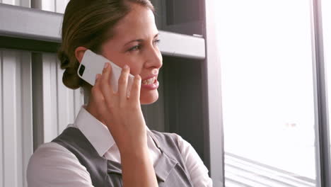 elegante mujer de negocios sonriente en el teléfono
