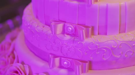 primer plano del pastel de bodas en la recepción 4