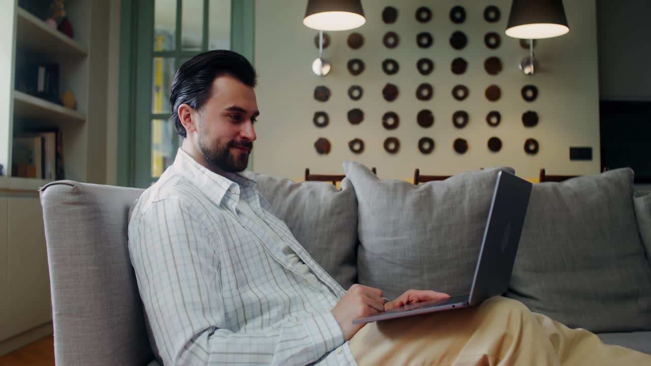 hombre trabajando desde casa en el sofá