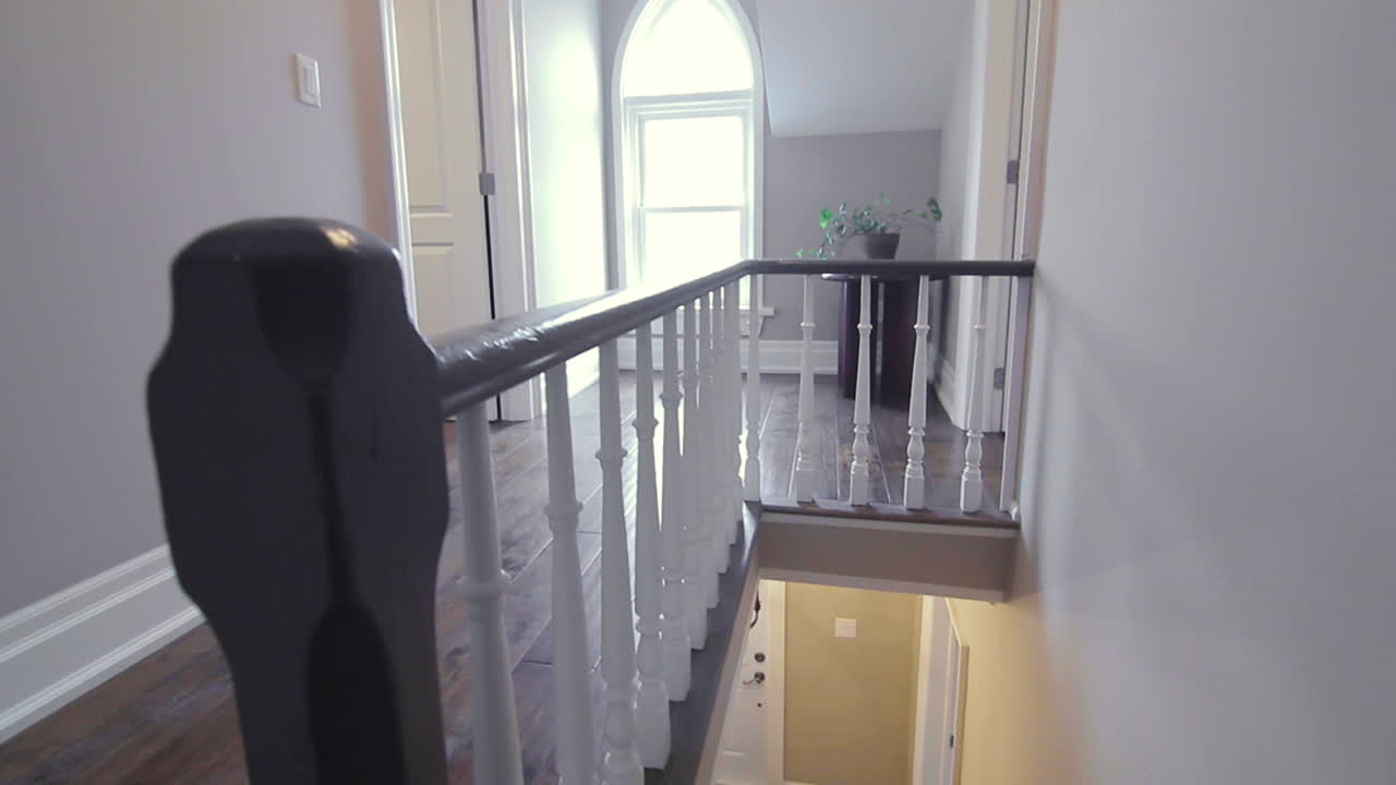 escalera en una casa pequeña con pisos de madera