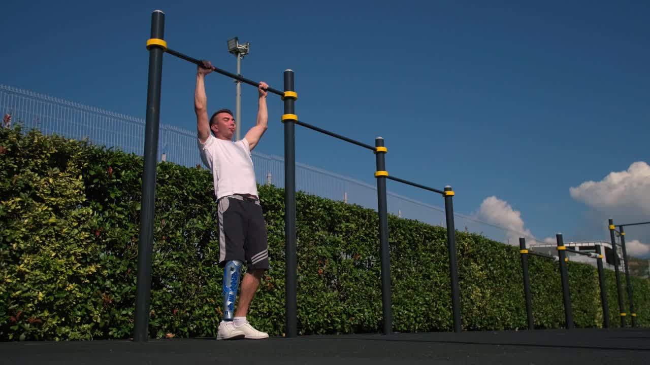 hombre con pierna protésica haciendo pull-ups
