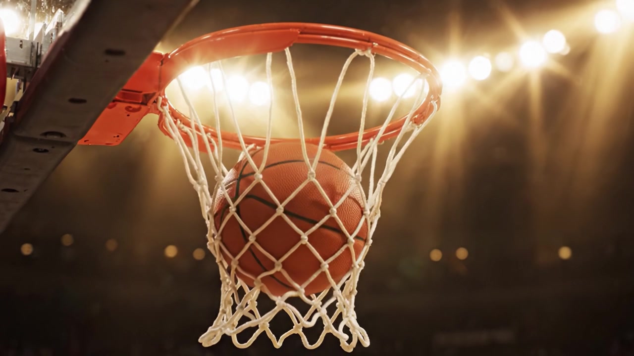 Um Momento Dramático no Basquete: O Arremesso Perfeito Enquanto a Bola Entra na Cesta, Capturando a Emoção e a Graça do Jogo Sob Luzes Intensas da Arena