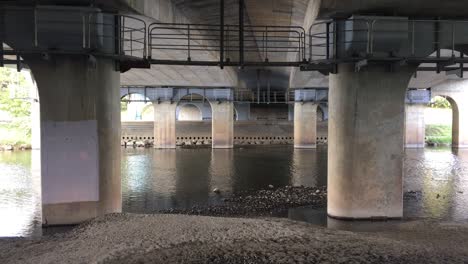 Ein-Bach-Unter-Der-Seohyun-brücke-In-Seongnam,-Bundang,-Gyeonggi-do,-Südkorea