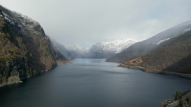 Fiordi norvegesi d'inverno al mattino con la nebbia.