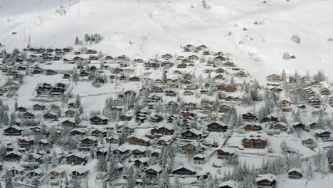 drohnenantenne des wunderschönen ferienortes und kurortes verbier in den schweizer alpen