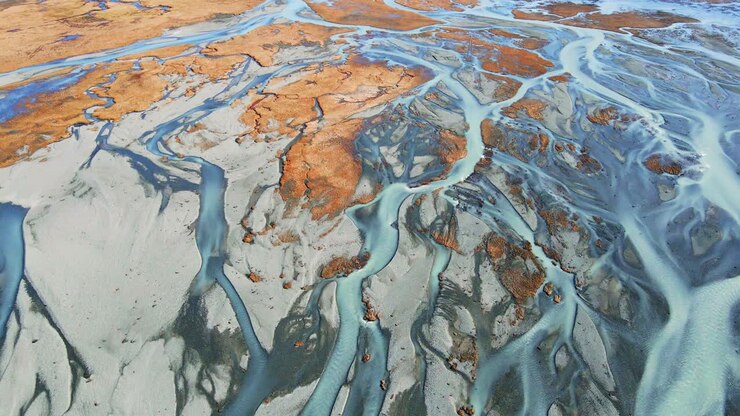 Fiume e cascata islandesi con montagne sullo sfondo, riprese con drone in 4K-2