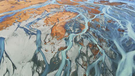 rivière islandaise et cascade avec des montagnes en arrière-plan spectacle de drones en 4k-2