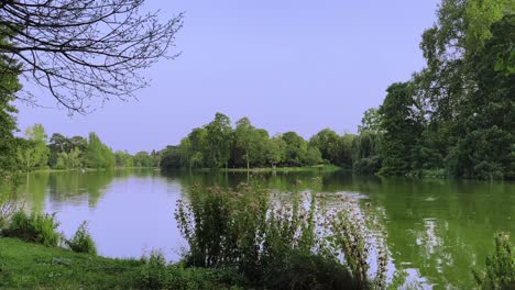 A-large-frame-of-Daumesnil-lake,-Vincennes