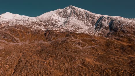 Aerial-view-of-the-Kongsviktind-mountain-peak-on-the-island-of-Hinnoya,-Lofoten