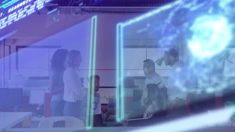 animación de gráficos, globos y lenguaje informático sobre diversos compañeros de trabajo discutiendo en la oficina