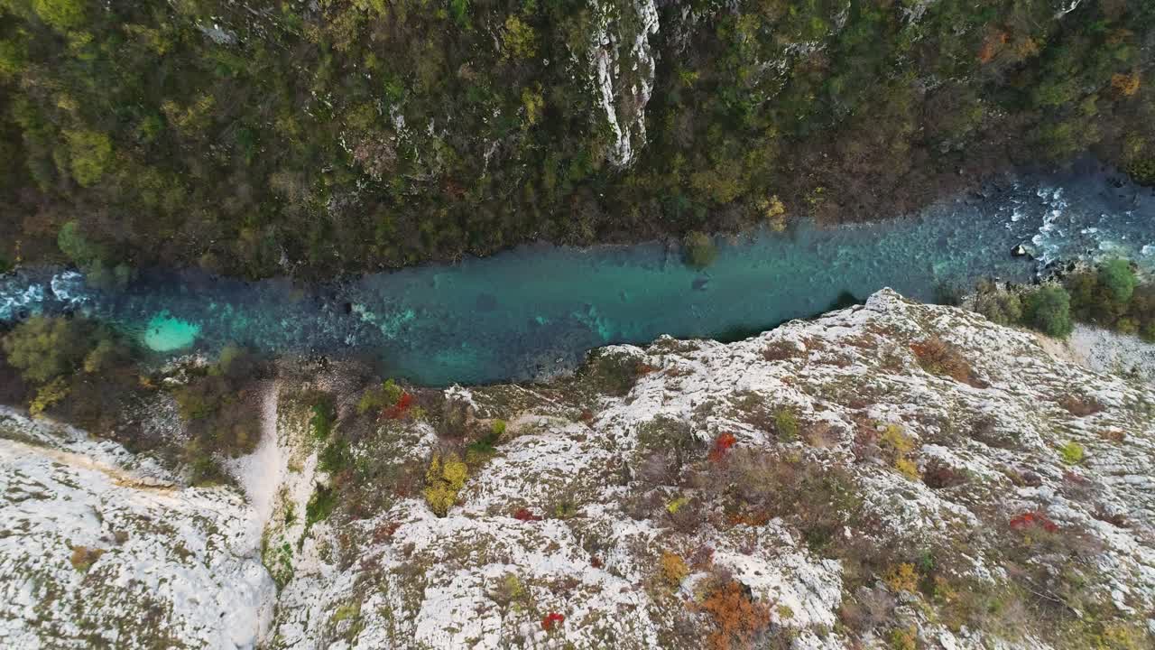 Vista aerea dall'alto di un fiume in Bosnia